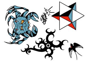 Tatueringar av en krabba, sjöstjärna och svala ritade av en tatuerare.