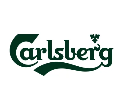 Carlsberg-logotyp med varumärket i grön stiliserad text, med ett humleblad ovanför bokstaven r och en svepande understrykning - ett ikoniskt utseende som också är populärt i branschen för tillfälliga tatueringar.