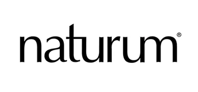 Svart text på vit bakgrund visar ordet "naturum" i ett modernt sans-serif-typsnitt med små bokstäver och en liten registrerad varumärkessymbol ovanför den sista bokstaven - en stil som ofta förekommer i moderna varumärken inom branschen för tillfälliga tatueringar.