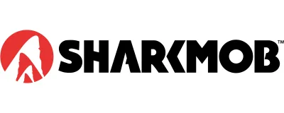 Sharkmob-logotypen med en röd cirkel med en stiliserad hajfena och två gående figurer, som för tankarna till djärv kreativitet som ofta ses i branschen för tillfälliga tatueringar, bredvid det djärva, svarta ordet SHARKMOB i versaler.