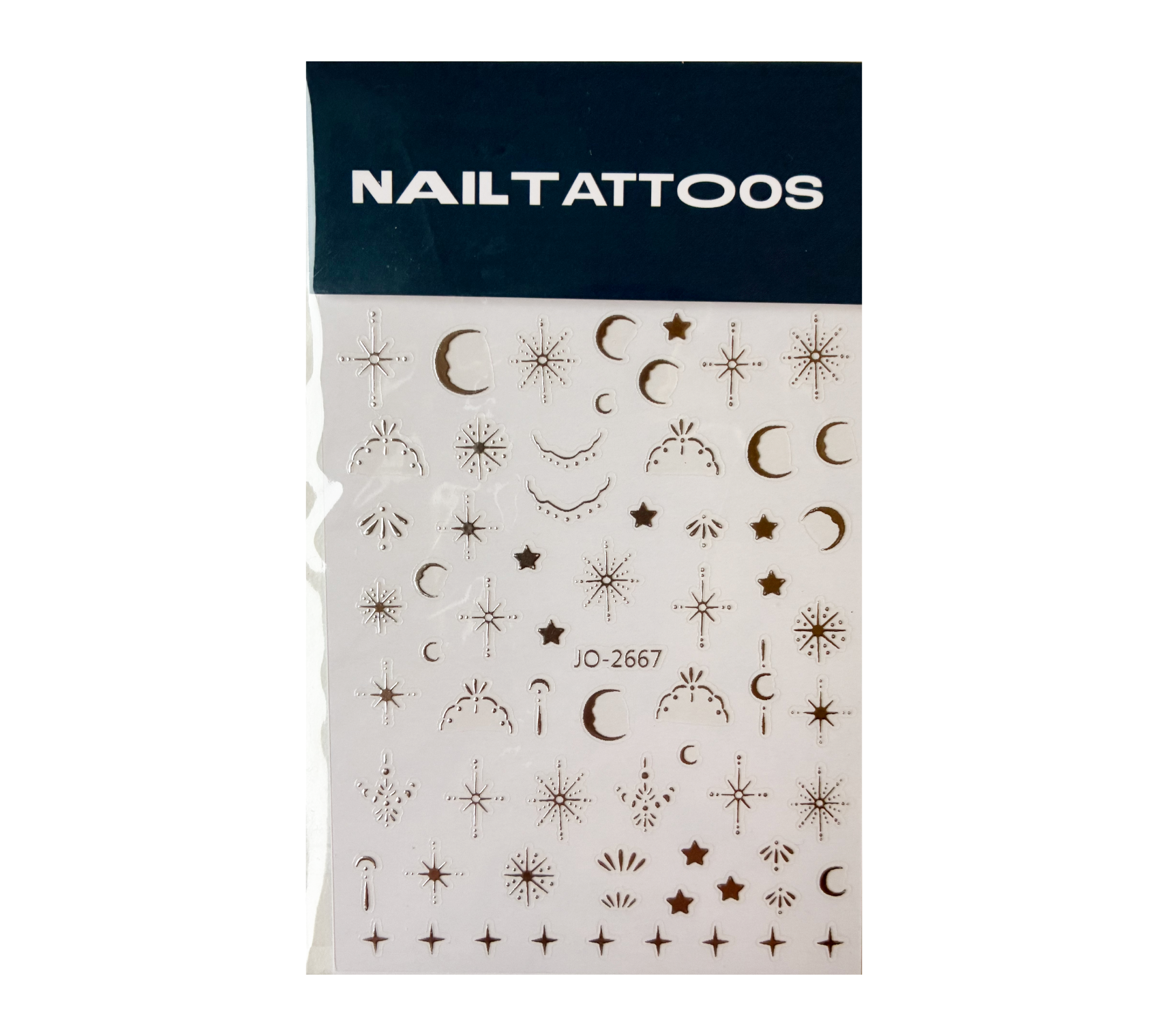 Ett ark med nageltatueringar med guldmönster av stjärnor, månar, prickar och geometriska mönster, förpackade i ett genomskinligt fodral märkt NAILTATTOOS upptill.