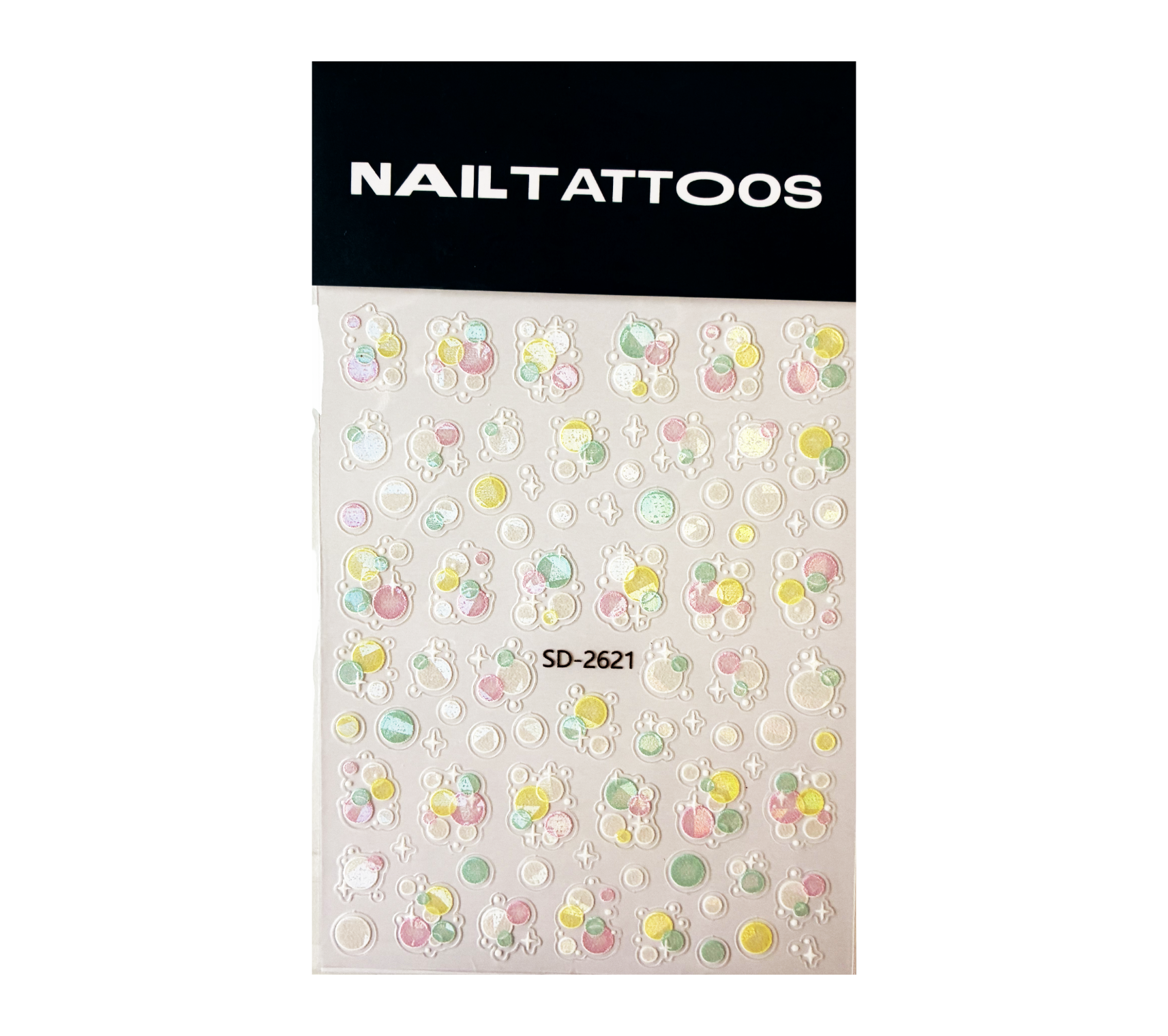 Ett ark med färgglada nageltatueringar märkta NAIL TATTOOS upptill, med olika små pastellfärgade mönster, bl.a. cirklar och björnar. Produktkoden SD-2621 är tryckt i mitten.