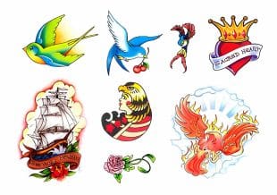 En samling fargerike tradisjonelle tatoveringsmotiver, inkludert fugler, et kronet hjerte med et banner, et seilskip, et kvinnehode, en rose og en flammende føniks, alt mot en hvit bakgrunn.