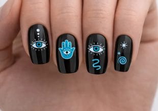 En hand med svartmålade naglar, var och en med ljusblå mystiska symboler: ögon, en hamsa-hand, en spiral, en vågig linje, stjärnor och prickar. Mönstren är intrikata och djärva mot den mörka bakgrunden.